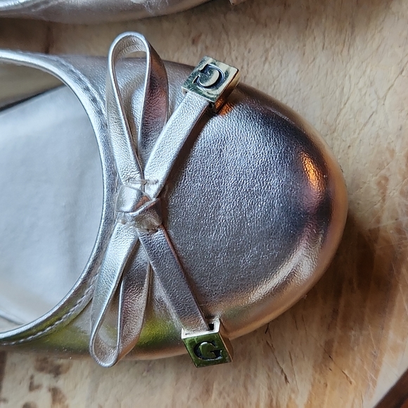 6.5M Metallic White Gold Bow Charms Guess Ballet Flats Vegan - Picture 3 of 14